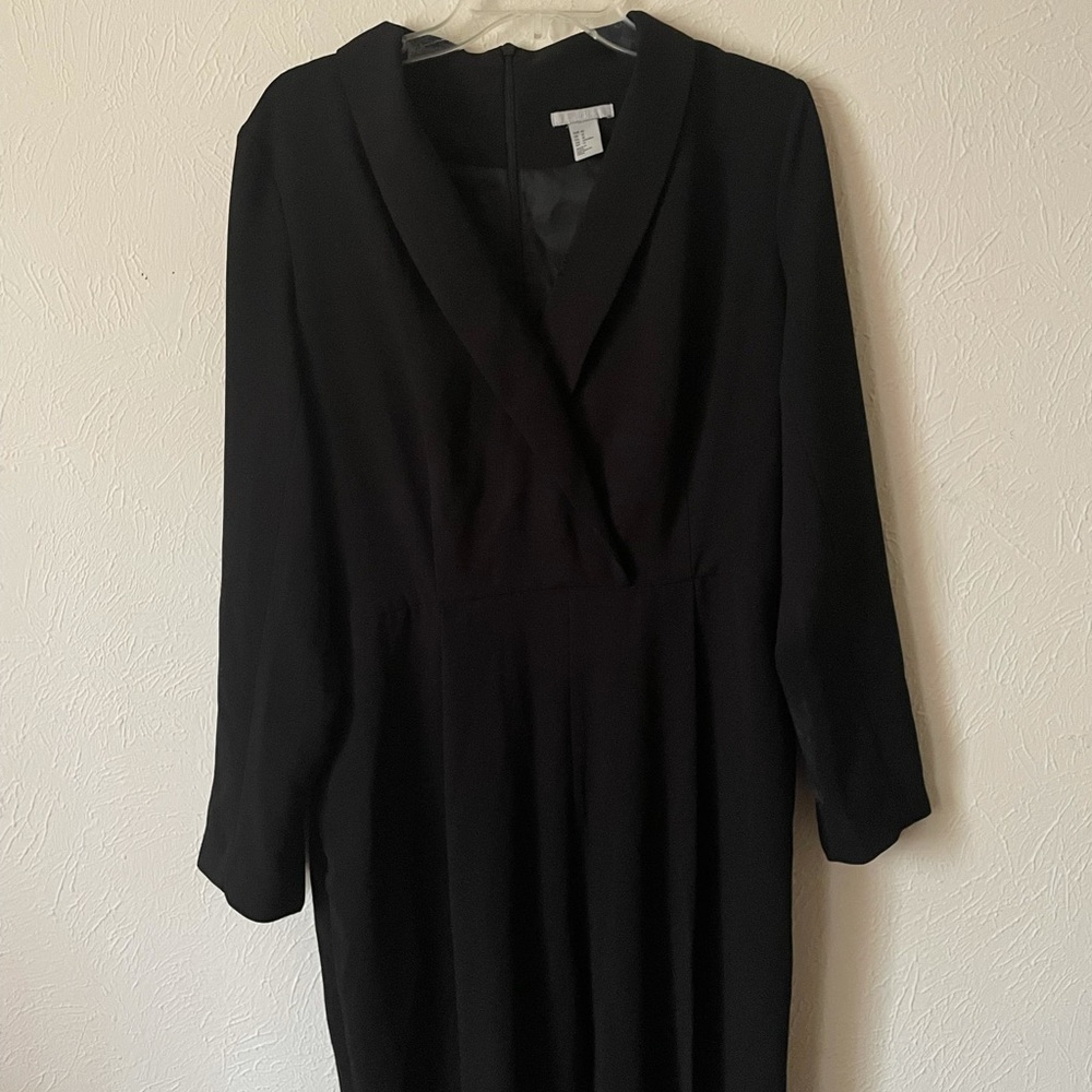 V neck H&M black jumpsuit. Has pockets.